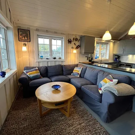 Views Of Fjords And Mountains With Hottub بيت للعطل